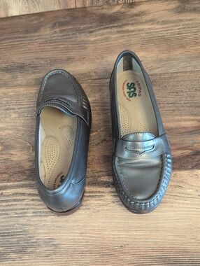 SAS San Antonio Shoes Metallic Gray Leather Penny Loafers 6.5 562A